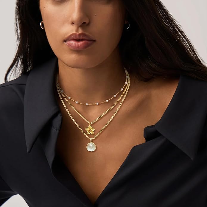 Gold Sea Shell Necklace Layered Charm Necklace for Women Boho Summer Seashell Beach Starfish Necklaces 14k Pearl Chain Surfer Jewelry Beach Vacation Essentials