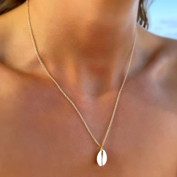 Gold Sea Shell Necklace Layered Charm Necklace for Women Boho Summer Seashell Beach Starfish Necklaces 14k Pearl Chain Surfer Jewelry Beach Vacation Essentials