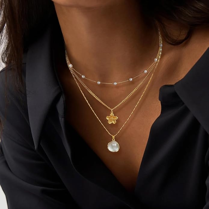 Gold Sea Shell Necklace Layered Charm Necklace for Women Boho Summer Seashell Beach Starfish Necklaces 14k Pearl Chain Surfer Jewelry Beach Vacation Essentials