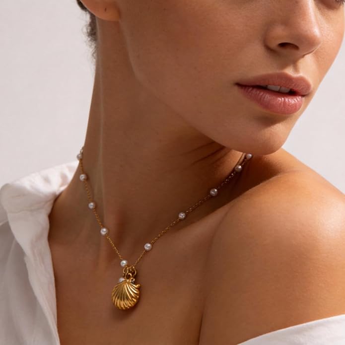 Gold Sea Shell Necklace Layered Charm Necklace for Women Boho Summer Seashell Beach Starfish Necklaces 14k Pearl Chain Surfer Jewelry Beach Vacation Essentials