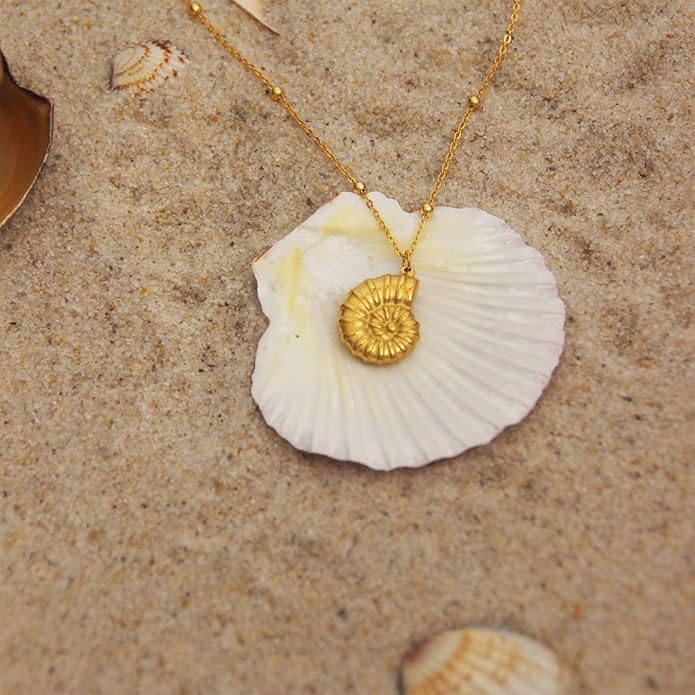 Gold Sea Shell Necklace Layered Charm Necklace for Women Boho Summer Seashell Beach Starfish Necklaces 14k Pearl Chain Surfer Jewelry Beach Vacation Essentials