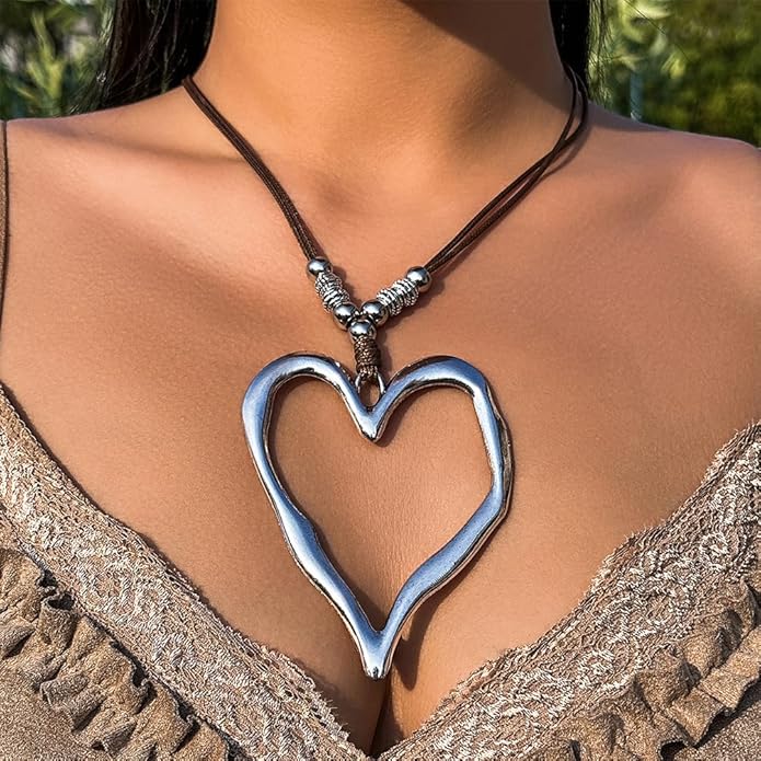 Unique Big Chunky Gold Heart Beads Necklace for Women, Charm Large Thick Hollow Love Heart Pendant Beaded Chain Choker Necklaces Party Y2K Jewelry Gift