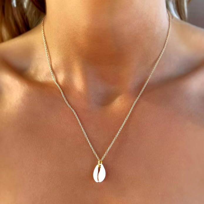 Gold Sea Shell Necklace Layered Charm Necklace for Women Boho Summer Seashell Beach Starfish Necklaces 14k Pearl Chain Surfer Jewelry Beach Vacation Essentials
