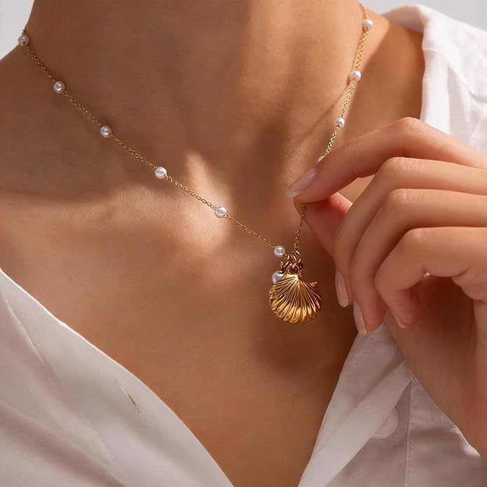 Gold Sea Shell Necklace Layered Charm Necklace for Women Boho Summer Seashell Beach Starfish Necklaces 14k Pearl Chain Surfer Jewelry Beach Vacation Essentials