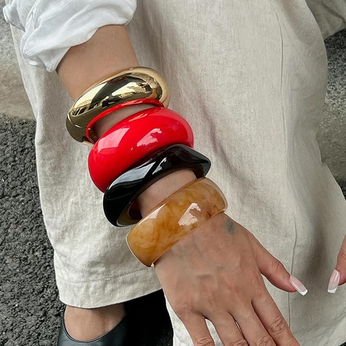 ALEXTINA Vintage Resin Bangle Set for Women – 4PCS Chunky Gold Acrylic Cuff Stack, Red Black Caramel Mix, Bold Summer Statement Bracelets Gift