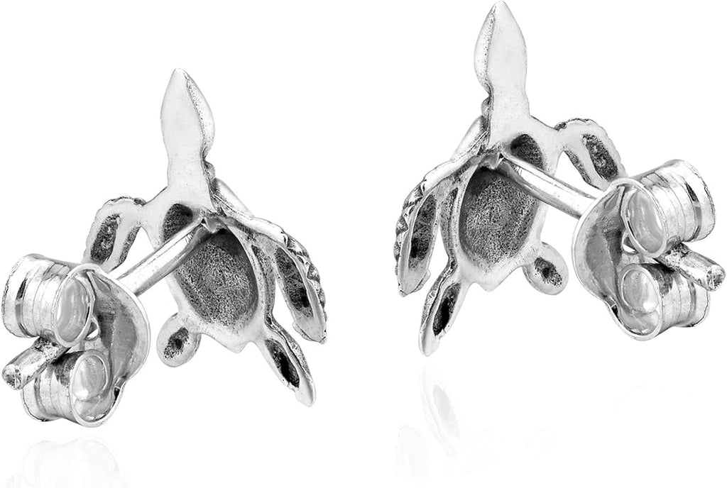 AeraVida Stylish and Inspirational Sea Turtle Ocean Wanderer Sterling Silver Post Stud Earrings for Nature and Animal Inspired Unisex Fashion Accessories with a Surfer Vibe