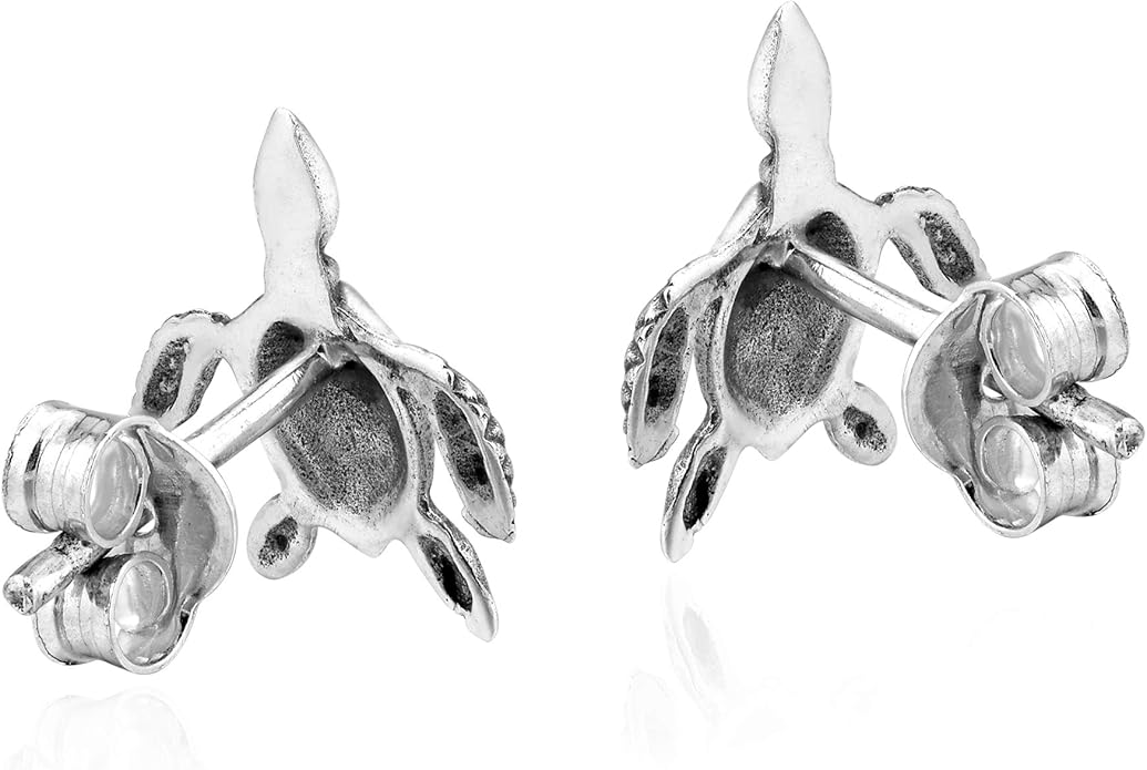 AeraVida Stylish and Inspirational Sea Turtle Ocean Wanderer Sterling Silver Post Stud Earrings for Nature and Animal Inspired Unisex Fashion Accessories with a Surfer Vibe