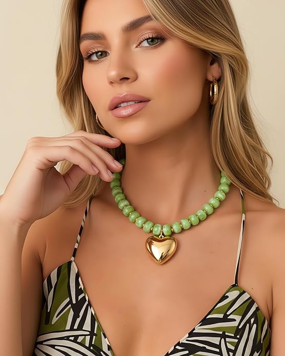 Gold Heart Pendant Necklaces for Women Colorful Acrylic Resin Beaded Choker Necklace Fashion Chunky Statement Beaded Heart Necklace