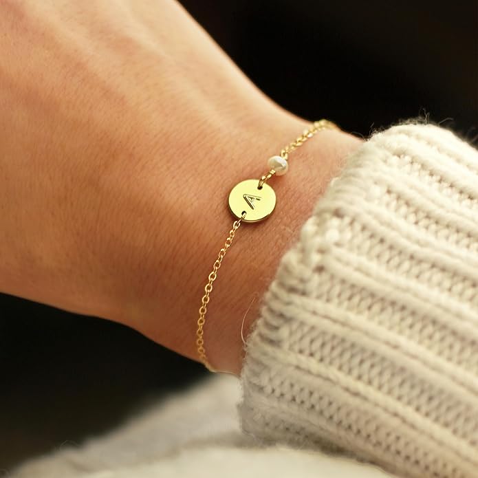 Turandoss Gold Initial Bracelets for Women - Personalized Gold Bracelets for Women Teen Girls Initial Pearl Bracelets for Girls Gifts Disc Monogram Bracelets Gold Jewelry for Women Teen Girl Gifts