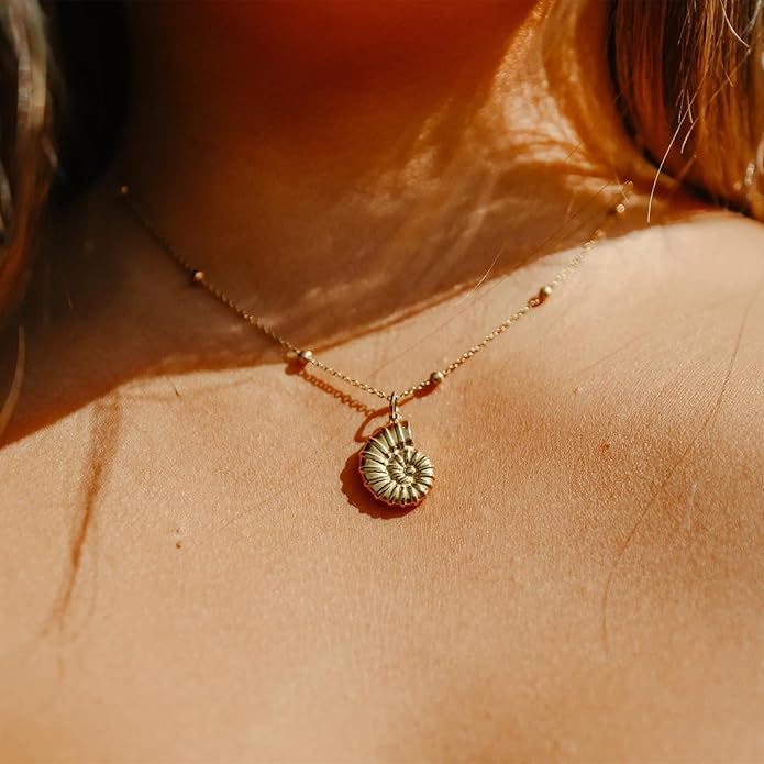 Gold Sea Shell Necklace Layered Charm Necklace for Women Boho Summer Seashell Beach Starfish Necklaces 14k Pearl Chain Surfer Jewelry Beach Vacation Essentials