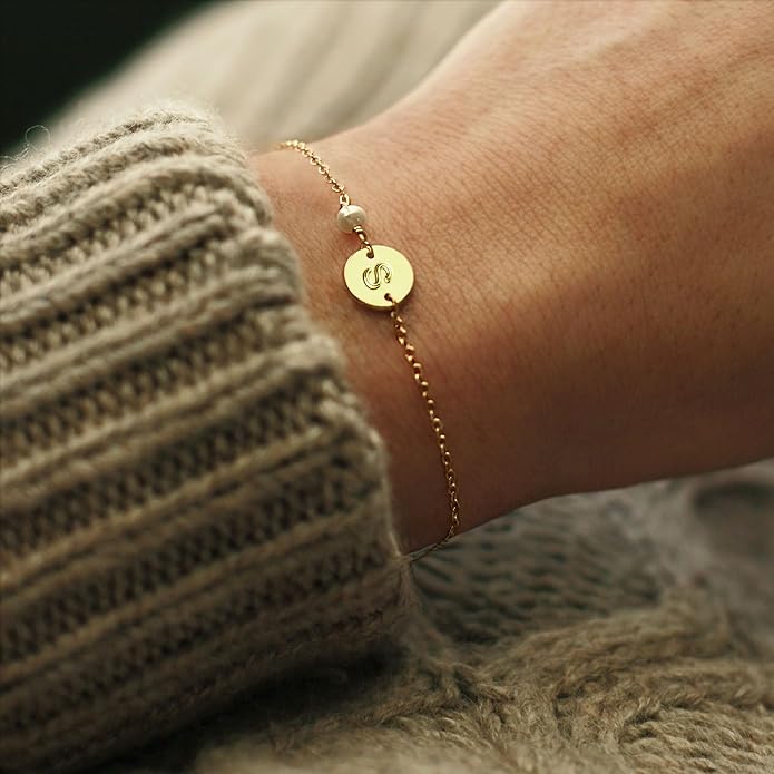 Turandoss Gold Initial Bracelets for Women - Personalized Gold Bracelets for Women Teen Girls Initial Pearl Bracelets for Girls Gifts Disc Monogram Bracelets Gold Jewelry for Women Teen Girl Gifts
