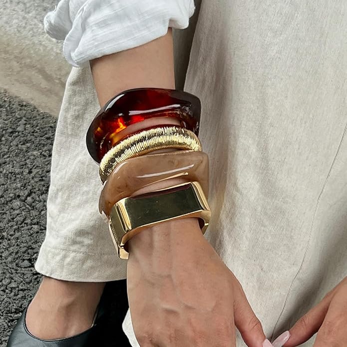 ALEXTINA Vintage Resin Bangle Set for Women – 4PCS Chunky Gold Acrylic Cuff Stack, Red Black Caramel Mix, Bold Summer Statement Bracelets Gift