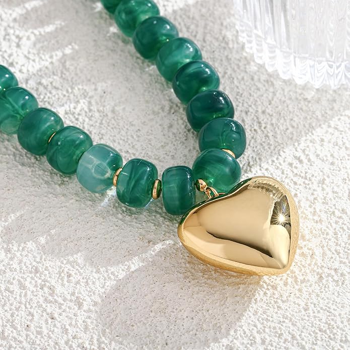 Gold Heart Pendant Necklaces for Women Colorful Acrylic Resin Beaded Choker Necklace Fashion Chunky Statement Beaded Heart Necklace