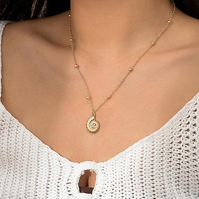 Gold Sea Shell Necklace Layered Charm Necklace for Women Boho Summer Seashell Beach Starfish Necklaces 14k Pearl Chain Surfer Jewelry Beach Vacation Essentials