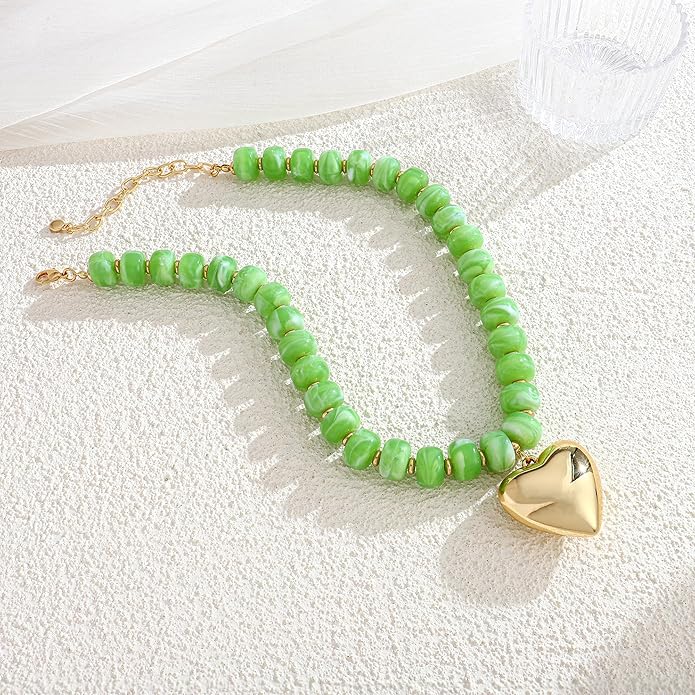 Gold Heart Pendant Necklaces for Women Colorful Acrylic Resin Beaded Choker Necklace Fashion Chunky Statement Beaded Heart Necklace